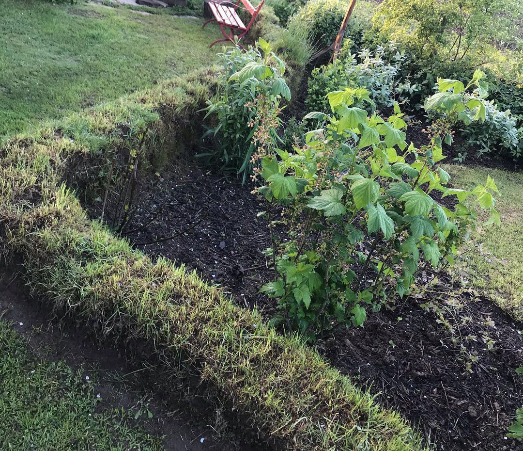 Beeteinfassung mit Grassoden
