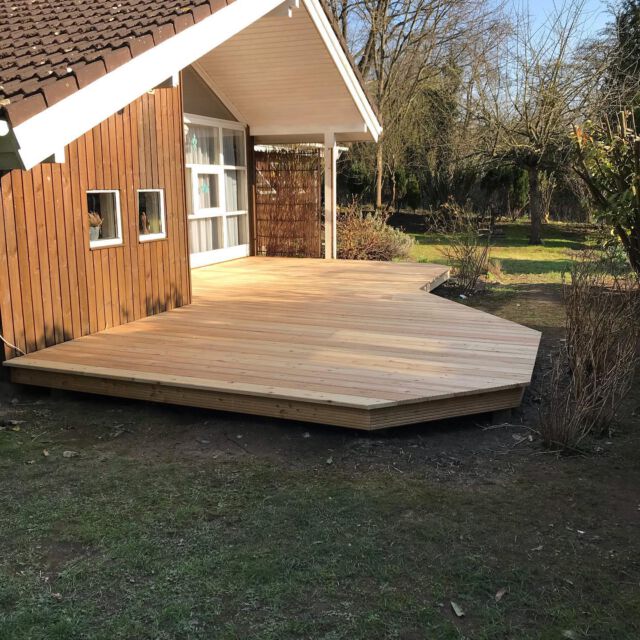 Als Öko-Gartenbauer muss auch mal eine feine Holzterrasse gebaut werden. Das Ganze darf jetzt etwas liegen und bekommt dann eine Schutzölung. 

Kundin ist selig, wir auch.

#gartengestaltung #gartenbau #holzterrasse #holzterrassen #ökobau #ökogarten #niendorfostsee